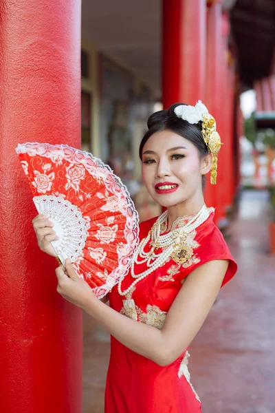 Asian Woman Chinese Traditional Dress Cheongsam Holding Chinese Paper Fan — Stockfoto