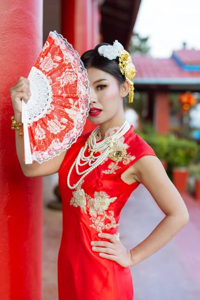 Asian Woman Chinese Traditional Dress Cheongsam Holding Chinese Paper Fan — Foto Stock