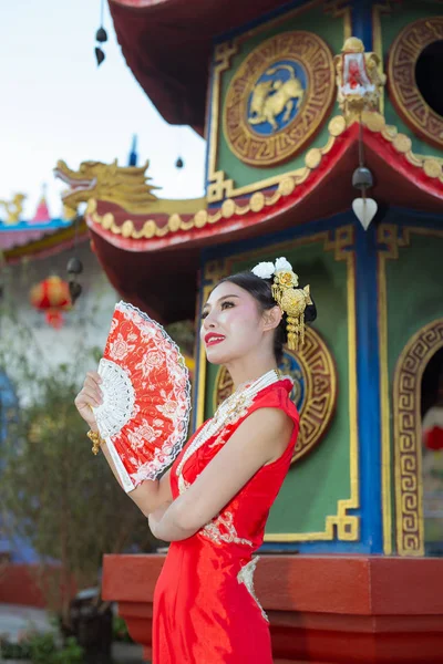 Asian Woman Chinese Traditional Dress Cheongsam Holding Chinese Paper Fan — Stockfoto