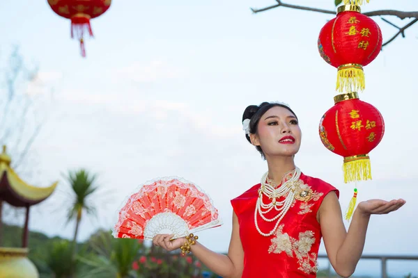 Asian Woman Chinese Traditional Dress Cheongsam Holding Chinese Paper Fan — Stockfoto