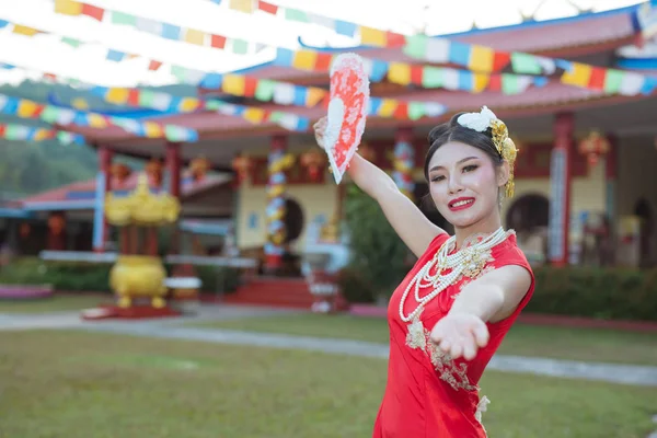 Asian Woman Chinese Traditional Dress Cheongsam Holding Chinese Paper Fan — Stockfoto