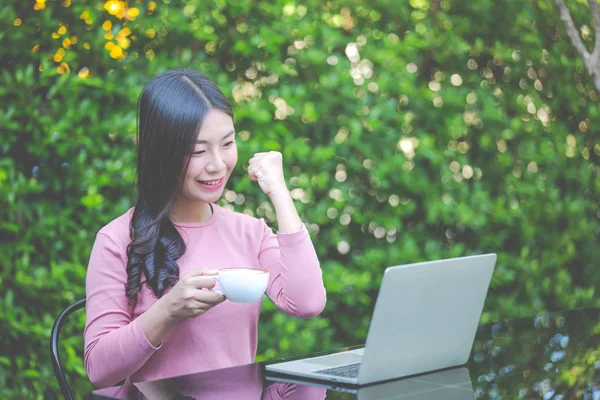 Women are selling products through social media using online notebooks at coffee shops.