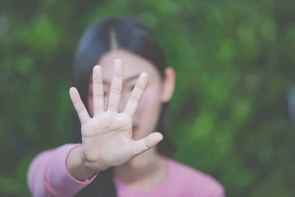 女人用她的手做停止动作 — 图库照片