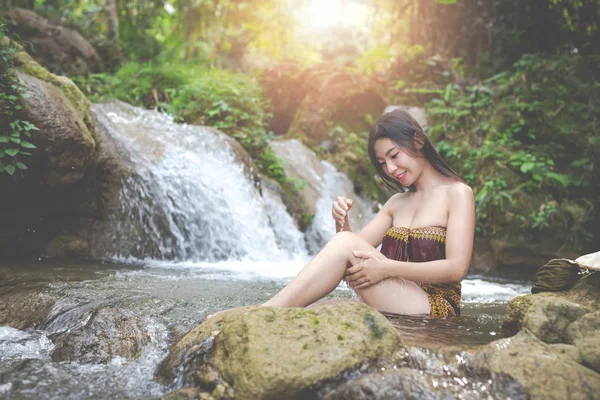 Šťastné Koupání Ženy Přírodního Vodopádu — Stock fotografie