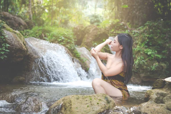 Happy Bathing Women Natural Waterfall — Stock fotografie