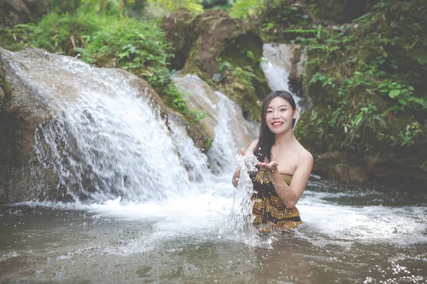 Mulheres Balneares Felizes Cachoeira Natural — Fotografia de Stock