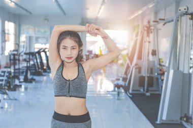Kız spor salonunda spor yapıyor..