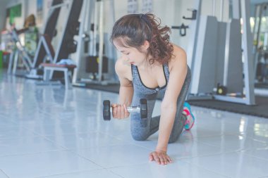 Kız spor salonunda spor yapıyor..