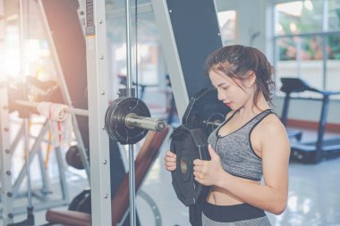 Kız spor salonunda spor yapıyor..