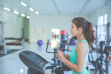 Kız spor salonunda spor yapıyor..