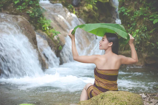 Mulheres Balneares Felizes Cachoeira Natural — Fotografia de Stock