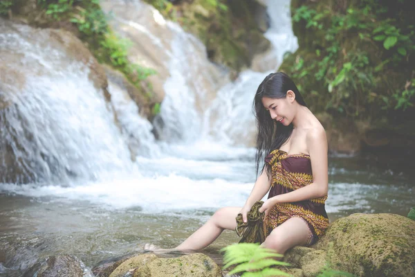 Щасливі Купання Жінок Природному Водоспаді — стокове фото
