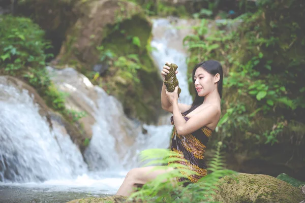 Šťastné Koupání Ženy Přírodního Vodopádu — Stock fotografie