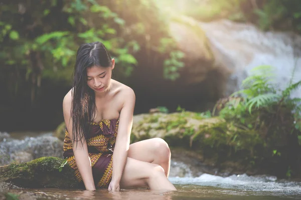 Mulheres Balneares Felizes Cachoeira Natural — Fotografia de Stock