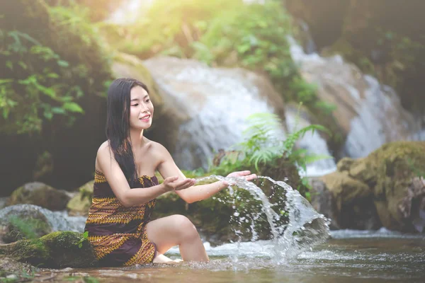 Happy Bathing Women Natural Waterfall — Stockfoto