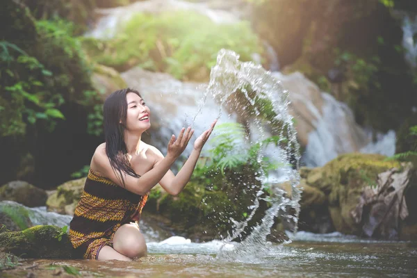 Mulheres Balneares Felizes Cachoeira Natural — Fotografia de Stock