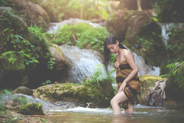 Happy Bathing Women Natural Waterfall — Stock fotografie