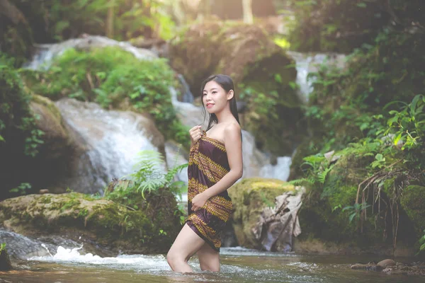 Mulheres Balneares Felizes Cachoeira Natural — Fotografia de Stock