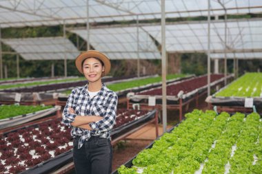 Soğan arsalarında gülümseyen ve mutlulukla kolkola duran çiftçiler.