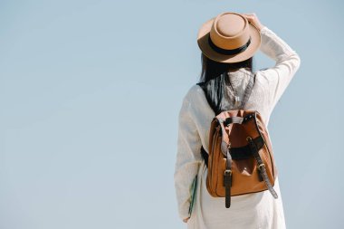 Dişi turistler kollarını açıp kanatlarını tutarak mutlu bir şekilde gülümsüyorlar..