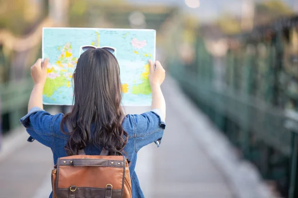 Turistas Femeninas Mano Tienen Mapa Viaje Feliz — Foto de Stock