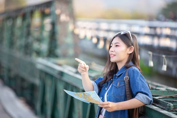 Női Turisták Kéznél Van Egy Boldog Utazási Térkép — Stock Fotó