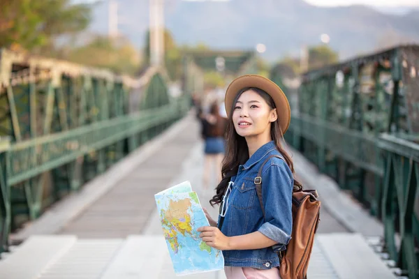 Женщины Туристы Рукой Имеют Счастливую Карту Путешествия — стоковое фото