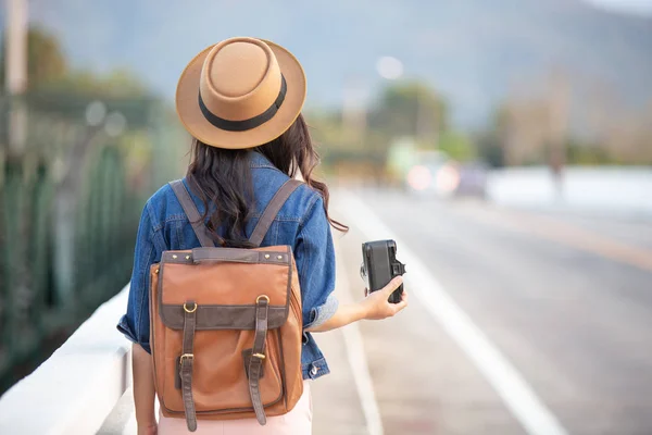 Női Turisták Akik Képeket Készítenek Légkörről Boldogan Mosolyognak — Stock Fotó