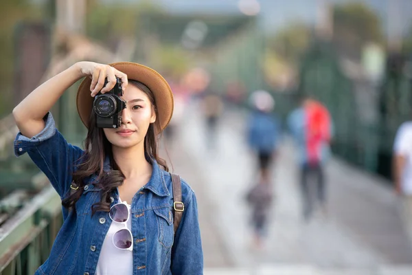 Turistas Femeninas Que Toman Fotos Del Ambiente Sonríen Felices — Foto de Stock