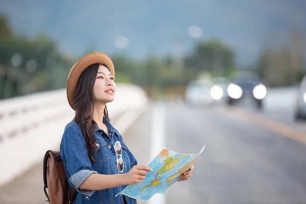 Female Tourists Hand Have Happy Travel Map — Foto de Stock