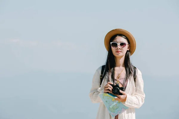 Női Turisták Akik Képeket Készítenek Légkörről Boldogan Mosolyognak — Stock Fotó