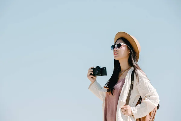 Female Tourists Who Taking Photos Atmosphere Smile Happily — Fotografia de Stock