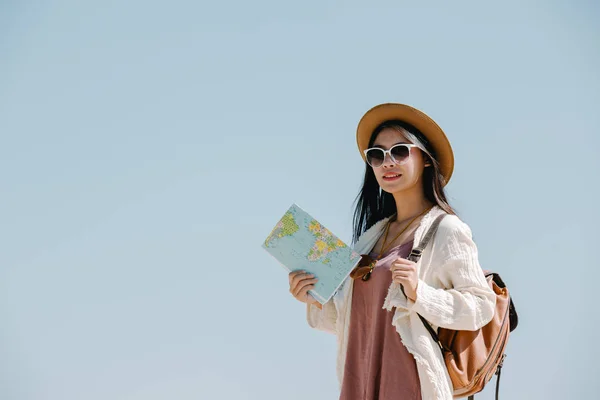 Female Tourists Hand Have Happy Travel Map — Fotografia de Stock