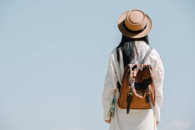 Dişi turistler kollarını açıp kanatlarını tutarak mutlu bir şekilde gülümsüyorlar..