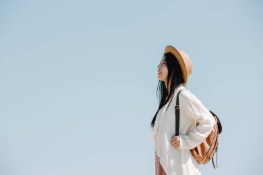 Dişi turistler kollarını açıp kanatlarını tutarak mutlu bir şekilde gülümsüyorlar..