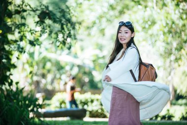 Dişi turistler kollarını açıp kanatlarını tutarak mutlu bir şekilde gülümsüyorlar..