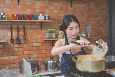 Genç kadınlar mutfakta atıştırmalıklar yapar.