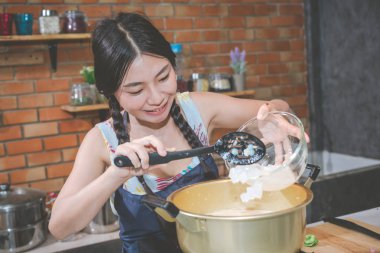 Genç kadınlar mutfakta atıştırmalıklar yapar.