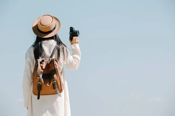 Female Tourists Who Taking Photos Atmosphere Smile Happily — Fotografia de Stock