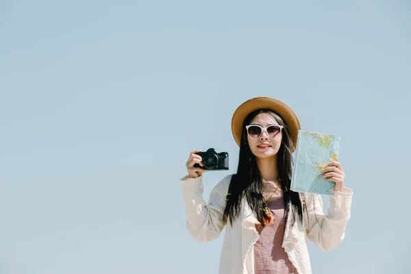 Női Turisták Akik Képeket Készítenek Légkörről Boldogan Mosolyognak — Stock Fotó