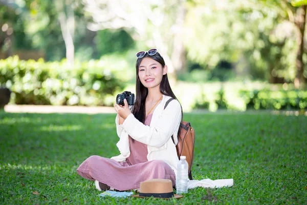 Female Tourists Who Taking Photos Atmosphere Smile Happily — Stock fotografie