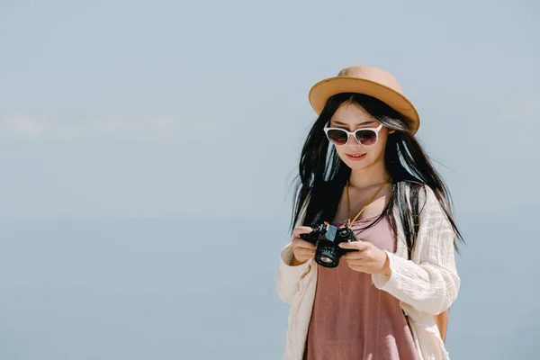 Female Tourists Who Taking Photos Atmosphere Smile Happily — Fotografia de Stock