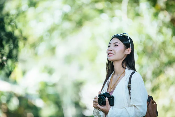 Female Tourists Who Taking Photos Atmosphere Smile Happily — Fotografia de Stock