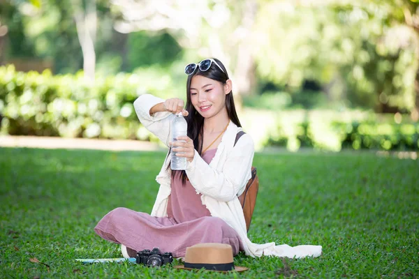 Female Tourists Drinking Water — Stock fotografie