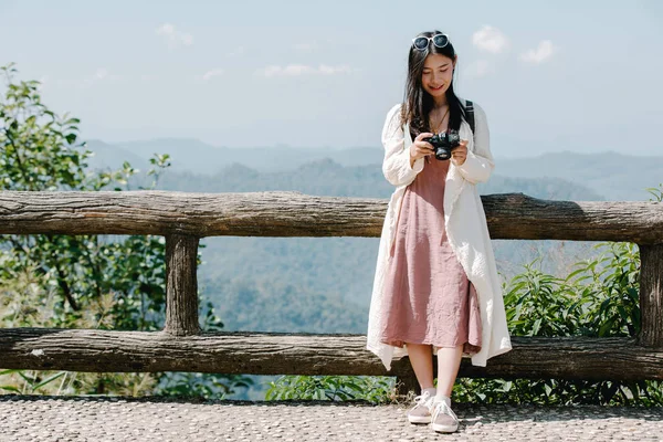 Female Tourists Who Taking Photos Atmosphere Smile Happily — Fotografia de Stock