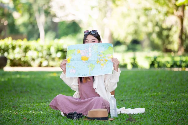 Female Tourists Hand Have Happy Travel Map — Stok fotoğraf