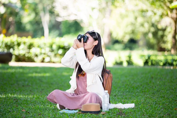 Turistas Femeninas Que Toman Fotos Del Ambiente Sonríen Felices — Foto de Stock