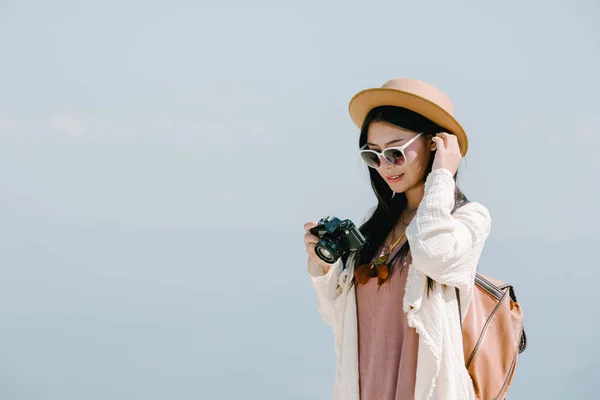 Female Tourists Who Taking Photos Atmosphere Smile Happily — Stockfoto