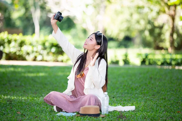 Turistas Femeninas Que Toman Fotos Del Ambiente Sonríen Felices — Foto de Stock