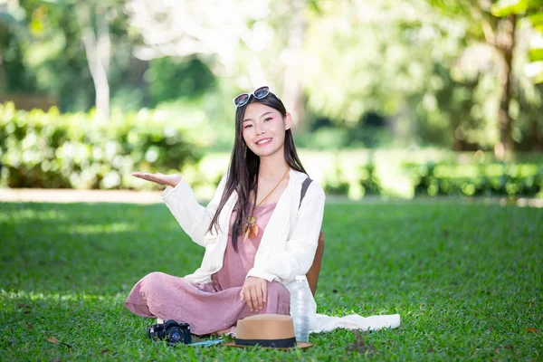 Female Tourists Who Smiling Bright Happy Sitting Grass — Stock fotografie